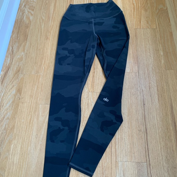 ALO Yoga Pants - Alo High-Waist Camo Vapor Legging